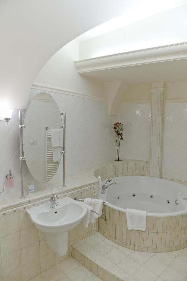 Hotel Ambassador Kosice Ngoại thất bức ảnh