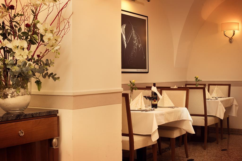 Hotel Ambassador Kosice Ngoại thất bức ảnh