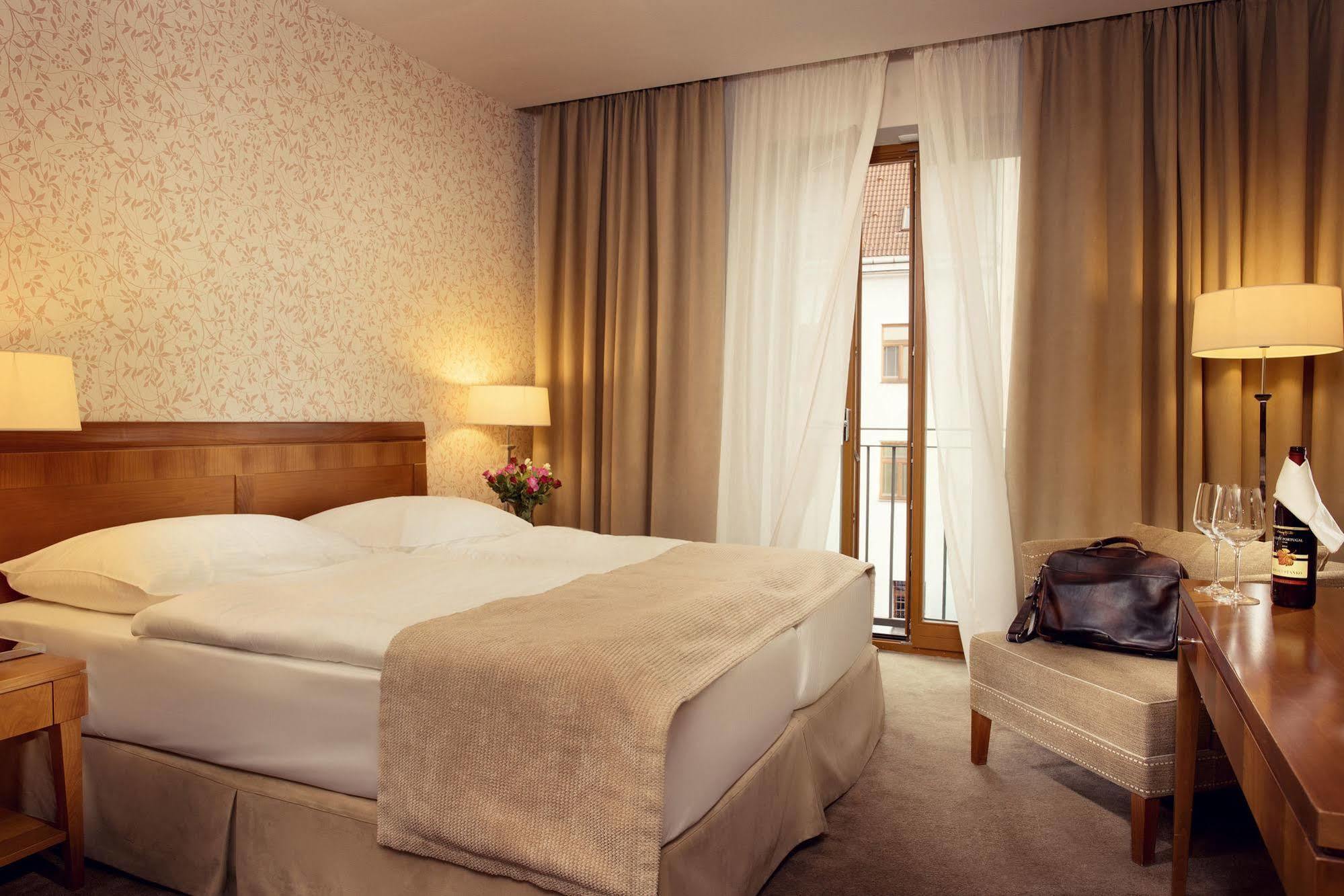 Hotel Ambassador Kosice Ngoại thất bức ảnh
