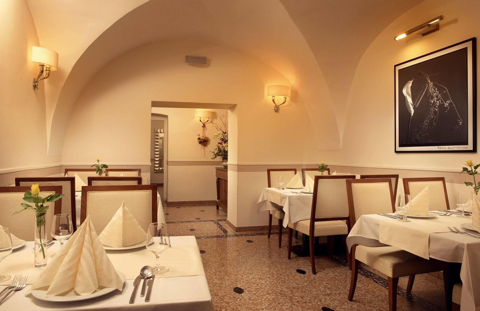 Hotel Ambassador Kosice Ngoại thất bức ảnh