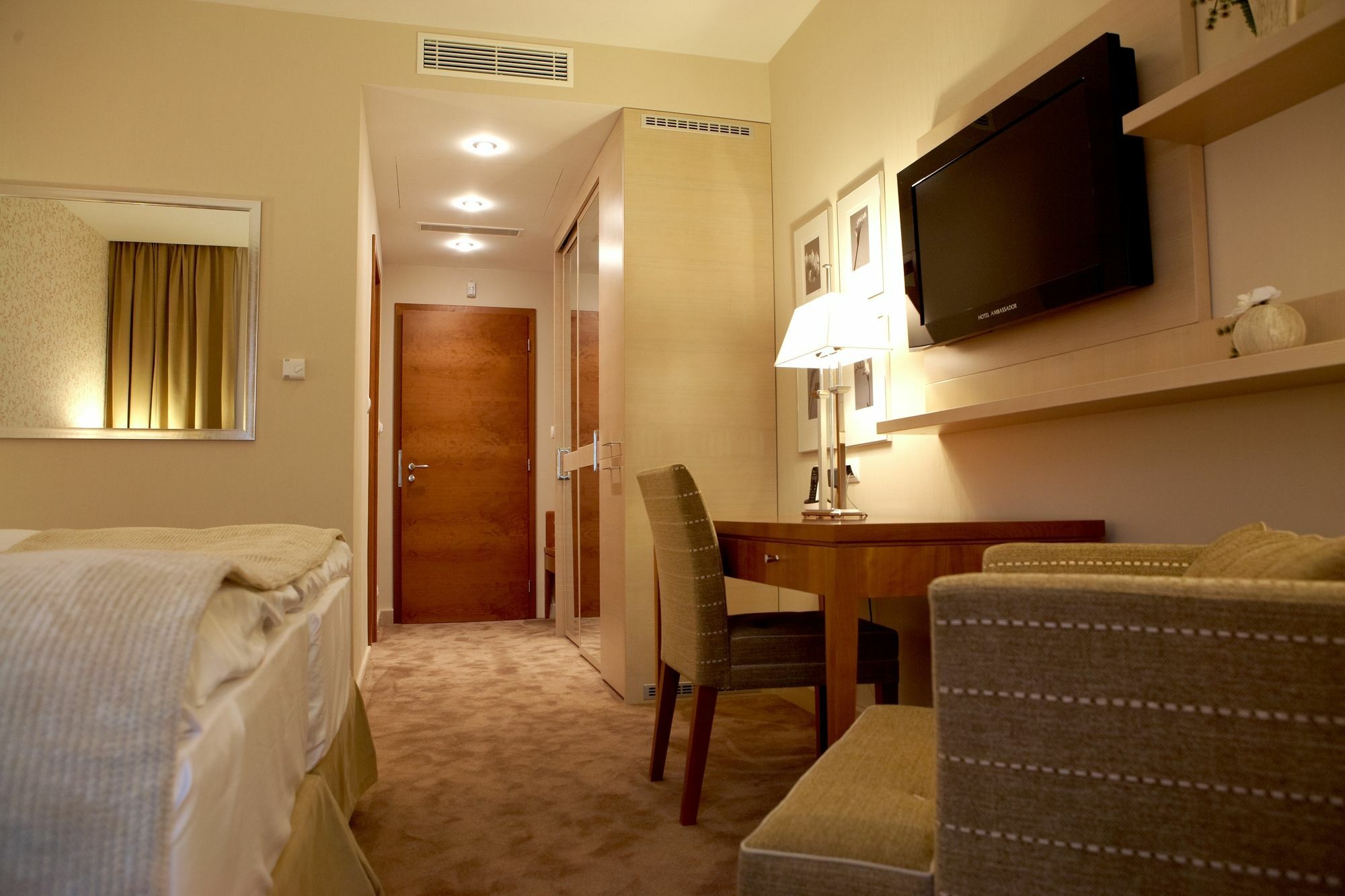Hotel Ambassador Kosice Ngoại thất bức ảnh
